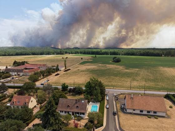 FONTAINEBLEAU FIRE PHOTOPQR LE PARISIEN Le Parisien Arnaud Journois FONTAINEBLEAU July 13, 2026 Fontainebleau Forest, Seine-et-Marne, on July 13, 2026 Fire in the Fontainebleau Forest Photo: Le Parisien, Arnaud Journois, Fontainebleau, France, July 13, 2026. The Fontainebleau Forest is on fire, south of Paris. FONTAINEBLEAU, France  Copyright: xPHOTOPQR LExPARISIEN MAXPPPxLexParisienx xArnaudxJournoisx 20260713LPA4413 20260713LPA4413
