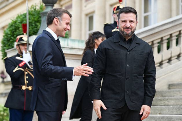 News Bilder des Tages Macron Welcomes Zelensky for Coalition of the Willing Summit - Paris French President Emmanuel Macron welcomes Ukrainian President Volodymyr Zelensky ahead of the Integrated Anti-Ballistic Missile Coalition meeting at the Hôtel des Invalides in Paris, France, on July 13, 2026, prior to the Coalition of the Willing summit on support for Ukraine. Photo by Jeanne Accorsini Pool ABACAPRESS.COM PARIS France  Copyright: xAccorsinixJeanne Pool ABACAx
