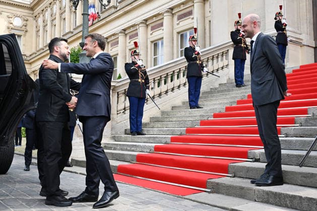 Macron Welcomes Zelensky for Coalition of the Willing Summit - Paris French President Emmanuel Macron welcomes Ukrainian President Volodymyr Zelensky ahead of the Integrated Anti-Ballistic Missile Coalition meeting at the Hôtel des Invalides in Paris, France, on July 13, 2026, prior to the Coalition of the Willing summit on support for Ukraine. Photo by Jeanne Accorsini Pool ABACAPRESS.COM PARIS France  Copyright: xAccorsinixJeanne Pool ABACAx