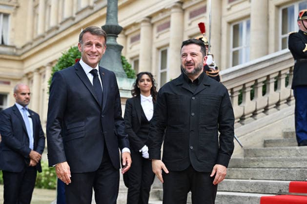 Macron Welcomes Zelensky for Coalition of the Willing Summit - Paris French President Emmanuel Macron welcomes Ukrainian President Volodymyr Zelensky ahead of the Integrated Anti-Ballistic Missile Coalition meeting at the Hôtel des Invalides in Paris, France, on July 13, 2026, prior to the Coalition of the Willing summit on support for Ukraine. Photo by Jeanne Accorsini Pool ABACAPRESS.COM PARIS France  Copyright: xAccorsinixJeanne Pool ABACAx