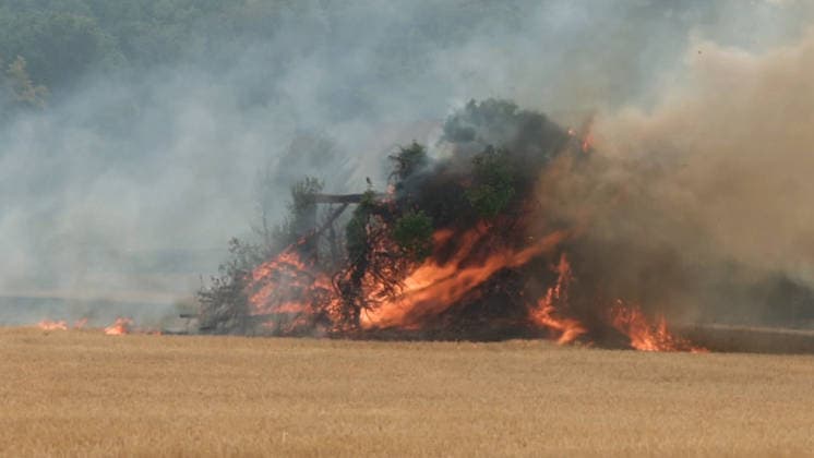 RECORD DATE NOT STATED Residents Are Trying to Put out A Fire in A Field - Fontainebleau Residents step in to put out a fire that has just broken out in the immediate vicinity of homes, before emergency responders arrive, in Fontainebleau, France, on July 13, 2026. Videograbs by CLPress ABACAPRESS.COM Fontainebleau France  Copyright: xCLPRESS ABACAx(WorldxRightsxOfficial)x