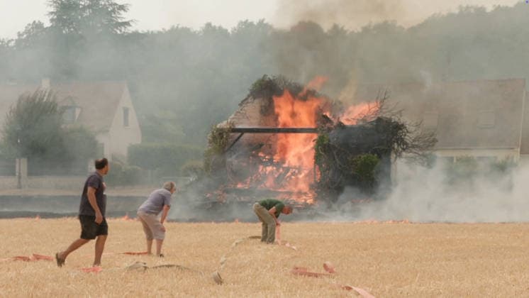 RECORD DATE NOT STATED Residents Are Trying to Put out A Fire in A Field - Fontainebleau Residents step in to put out a fire that has just broken out in the immediate vicinity of homes, before emergency responders arrive, in Fontainebleau, France, on July 13, 2026. Videograbs by CLPress ABACAPRESS.COM Fontainebleau France  Copyright: xCLPRESS ABACAx(WorldxRightsxOfficial)x