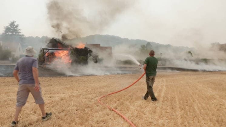 RECORD DATE NOT STATED Residents Are Trying to Put out A Fire in A Field - Fontainebleau Residents step in to put out a fire that has just broken out in the immediate vicinity of homes, before emergency responders arrive, in Fontainebleau, France, on July 13, 2026. Videograbs by CLPress ABACAPRESS.COM Fontainebleau France  Copyright: xCLPRESS ABACAx(WorldxRightsxOfficial)x