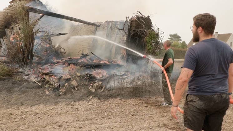 RECORD DATE NOT STATED Residents Are Trying to Put out A Fire in A Field - Fontainebleau Residents step in to put out a fire that has just broken out in the immediate vicinity of homes, before emergency responders arrive, in Fontainebleau, France, on July 13, 2026. Videograbs by CLPress ABACAPRESS.COM Fontainebleau France  Copyright: xCLPRESS ABACAx(WorldxRightsxOfficial)x