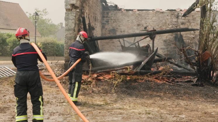 RECORD DATE NOT STATED Residents Are Trying to Put out A Fire in A Field - Fontainebleau Residents step in to put out a fire that has just broken out in the immediate vicinity of homes, before emergency responders arrive, in Fontainebleau, France, on July 13, 2026. Videograbs by CLPress ABACAPRESS.COM Fontainebleau France  Copyright: xCLPRESS ABACAx(WorldxRightsxOfficial)x
