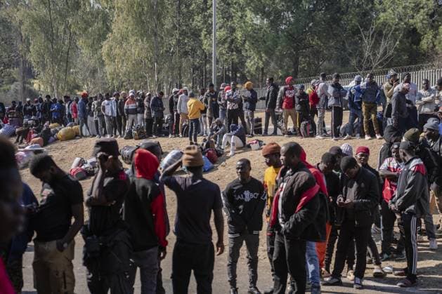 News Bilder des Tages Malawians seek repatriation amid rising anti-immigrant tensions in South Africa JOHANNESBURG, SOUTH AFRICA - JULY 13: Malawian nationals wait outside the Malawian Consulate to seek repatriation amid growing fears following a surge in anti-immigrant protests and attacks in Johannesburg, South Africa, on July 13, 2026. Ihsaan Haffejee Anadolu Johannesburg Gauteng. Editorial use only. Please get in touch for any other usage.  Copyright: x2026xAnadoluxIhsaanxHaffejeex