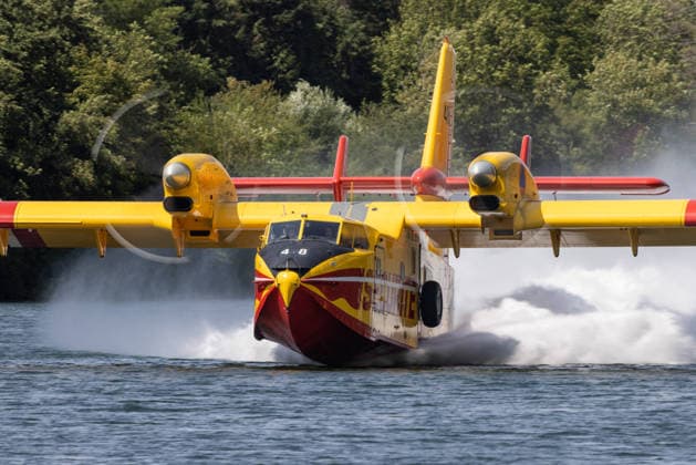 Canadair aircraft are taking turns over the Seine in an attempt to extinguish the massive forest fire in the Fontainebleau Forest on July 13, 2026. Since the previous evening, the flames have already ravaged 800 hectares of vegetation near Chartrettes. Jérémy Melloul, Bestimage. Canadair aircraft are taking turns scooping water from the Seine to try to extinguish the massive fire in the Fontainebleau Forest on July 13, 2026. Since the previous evening, the flames have already ravaged 800 hectares of vegetation near Chartrettes. Chartrettes, France  Copyright: xJeremyxMelloulx xBestimagexJeremyxMelloulx xBestimagex
