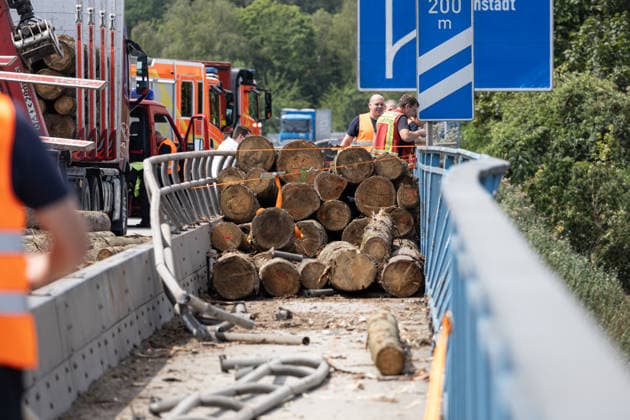 Lastwagen kippt auf Autobahnbrücke um 25 Baumstämme stürzen auf Fahrbahn und in den Rhein Am 13.07.2026 kam es um 11:37 Uhr auf der A60 im Bereich der Weisenauer Brücke in Mainz zu einem Verkehrsunfall, bei dem der Anhänger eines mit Baumstämmen beladenen Lastkraftwagens umkippte. Etwa 25 Baumstämme stürzten herab, blockierten die Fahrbahn und einen Fahrradweg, eine unbekannte Anzahl fiel über das Brückengeländer in den Rhein. Die Wasserschutzpolizei machte das im Wasser liegende Holz ausfindig. Fahrbahn, Leitplanke und das äußere Brückengeländer wurden erheblich beschädigt, der Sachschaden wird auf ca. 25.000 Euro geschätzt. Die A60 in Fahrtrichtung Bingen ist ab der Anschlussstelle Bischofsheim derzeit voll gesperrt.