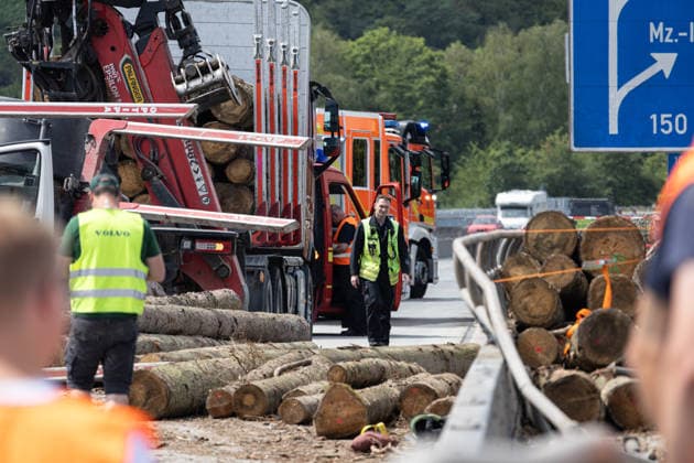 Lastwagen kippt auf Autobahnbrücke um 25 Baumstämme stürzen auf Fahrbahn und in den Rhein Am 13.07.2026 kam es um 11:37 Uhr auf der A60 im Bereich der Weisenauer Brücke in Mainz zu einem Verkehrsunfall, bei dem der Anhänger eines mit Baumstämmen beladenen Lastkraftwagens umkippte. Etwa 25 Baumstämme stürzten herab, blockierten die Fahrbahn und einen Fahrradweg, eine unbekannte Anzahl fiel über das Brückengeländer in den Rhein. Die Wasserschutzpolizei machte das im Wasser liegende Holz ausfindig. Fahrbahn, Leitplanke und das äußere Brückengeländer wurden erheblich beschädigt, der Sachschaden wird auf ca. 25.000 Euro geschätzt. Die A60 in Fahrtrichtung Bingen ist ab der Anschlussstelle Bischofsheim derzeit voll gesperrt.