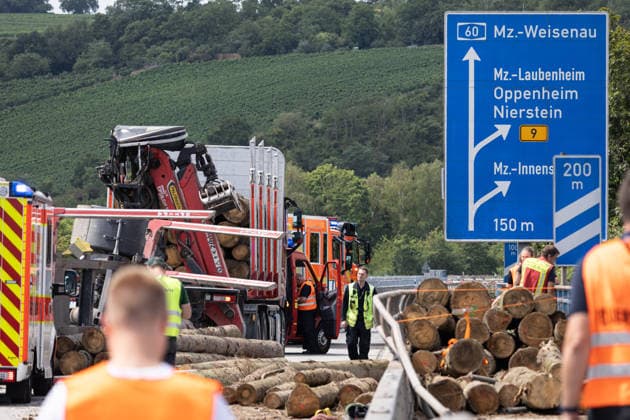 News Themen der Woche KW29 News Bilder des Tages Lastwagen kippt auf Autobahnbrücke um 25 Baumstämme stürzen auf Fahrbahn und in den Rhein Am 13.07.2026 kam es um 11:37 Uhr auf der A60 im Bereich der Weisenauer Brücke in Mainz zu einem Verkehrsunfall, bei dem der Anhänger eines mit Baumstämmen beladenen Lastkraftwagens umkippte. Etwa 25 Baumstämme stürzten herab, blockierten die Fahrbahn und einen Fahrradweg, eine unbekannte Anzahl fiel über das Brückengeländer in den Rhein. Die Wasserschutzpolizei machte das im Wasser liegende Holz ausfindig. Fahrbahn, Leitplanke und das äußere Brückengeländer wurden erheblich beschädigt, der Sachschaden wird auf ca. 25.000 Euro geschätzt. Die A60 in Fahrtrichtung Bingen ist ab der Anschlussstelle Bischofsheim derzeit voll gesperrt.