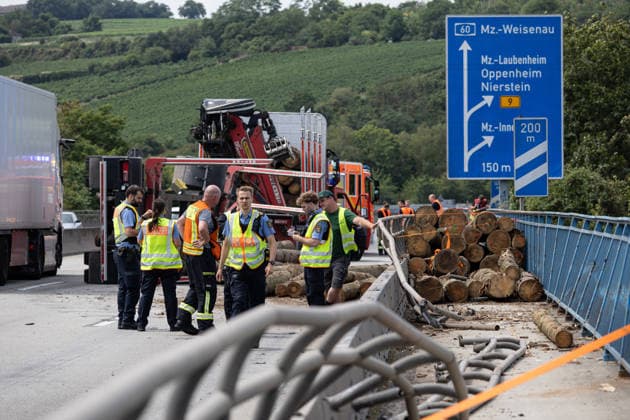 Lastwagen kippt auf Autobahnbrücke um 25 Baumstämme stürzen auf Fahrbahn und in den Rhein Am 13.07.2026 kam es um 11:37 Uhr auf der A60 im Bereich der Weisenauer Brücke in Mainz zu einem Verkehrsunfall, bei dem der Anhänger eines mit Baumstämmen beladenen Lastkraftwagens umkippte. Etwa 25 Baumstämme stürzten herab, blockierten die Fahrbahn und einen Fahrradweg, eine unbekannte Anzahl fiel über das Brückengeländer in den Rhein. Die Wasserschutzpolizei machte das im Wasser liegende Holz ausfindig. Fahrbahn, Leitplanke und das äußere Brückengeländer wurden erheblich beschädigt, der Sachschaden wird auf ca. 25.000 Euro geschätzt. Die A60 in Fahrtrichtung Bingen ist ab der Anschlussstelle Bischofsheim derzeit voll gesperrt.