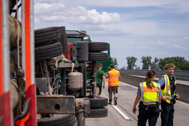 RECORD DATE NOT STATED Lastwagen kippt auf Autobahnbrücke um 25 Baumstämme stürzen auf Fahrbahn und in den Rhein Am 13.07.2026 kam es um 11:37 Uhr auf der A60 im Bereich der Weisenauer Brücke in Mainz zu einem Verkehrsunfall, bei dem der Anhänger eines mit Baumstämmen beladenen Lastkraftwagens umkippte. Etwa 25 Baumstämme stürzten herab, blockierten die Fahrbahn und einen Fahrradweg, eine unbekannte Anzahl fiel über das Brückengeländer in den Rhein. Die Wasserschutzpolizei machte das im Wasser liegende Holz ausfindig. Fahrbahn, Leitplanke und das äußere Brückengeländer wurden erheblich beschädigt, der Sachschaden wird auf ca. 25.000 Euro geschätzt. Die A60 in Fahrtrichtung Bingen ist ab der Anschlussstelle Bischofsheim derzeit voll gesperrt.