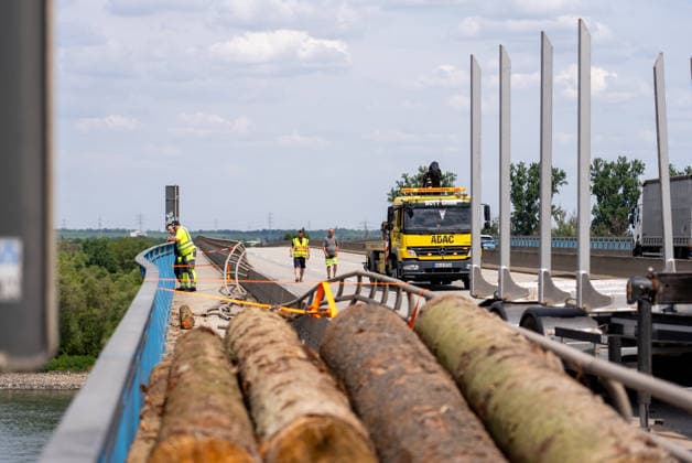 RECORD DATE NOT STATED Lastwagen kippt auf Autobahnbrücke um 25 Baumstämme stürzen auf Fahrbahn und in den Rhein Am 13.07.2026 kam es um 11:37 Uhr auf der A60 im Bereich der Weisenauer Brücke in Mainz zu einem Verkehrsunfall, bei dem der Anhänger eines mit Baumstämmen beladenen Lastkraftwagens umkippte. Etwa 25 Baumstämme stürzten herab, blockierten die Fahrbahn und einen Fahrradweg, eine unbekannte Anzahl fiel über das Brückengeländer in den Rhein. Die Wasserschutzpolizei machte das im Wasser liegende Holz ausfindig. Fahrbahn, Leitplanke und das äußere Brückengeländer wurden erheblich beschädigt, der Sachschaden wird auf ca. 25.000 Euro geschätzt. Die A60 in Fahrtrichtung Bingen ist ab der Anschlussstelle Bischofsheim derzeit voll gesperrt.
