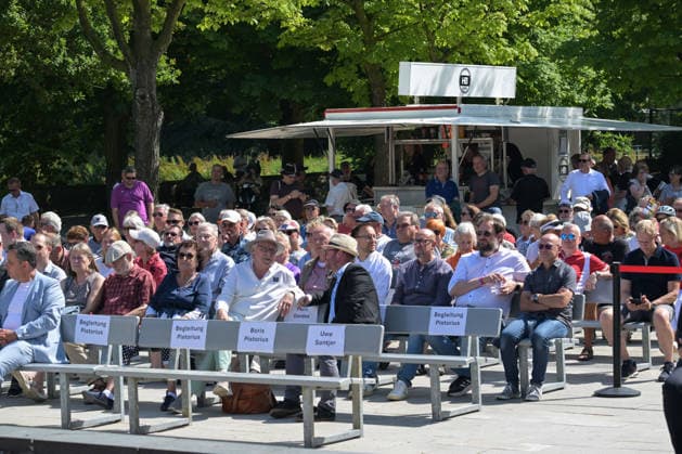 Viel Besuch beim Besuch ,Verteidigungsminister Boris Pistorius, Besuch in Cuxhaven 13.07.2026 Cuxhaven Niedersachsen Deutschland *** A Large Crowd Gathers During the Visit: Defense Minister Boris Pistorius Visits Cuxhaven on July 13, 2026, Cuxhaven, Lower Saxony, Germany Copyright: xkolbert-press BurghardxSchreyerx