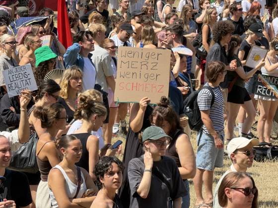 News Bilder des Tages Protesters rally against German Chancellor Merz in Cologne COLOGNE, GERMANY - JULY 13: Demonstrators gather outside the University of Cologne during a protest while German Chancellor Friedrich Merz attends the official inauguration of the Adenauer School of Government in Cologne, Germany, on July 13, 2026. Around 4,000 people joined the demonstration, organized by the university s AStA together with student organizations, trade unions and political groups, criticizing the chancellor s domestic policies, migration policy, social reforms and Germany s support for Israel. Merz participated in the opening ceremony under heightened security while protesters marched and rallied near the university campus. Mesut Zeyrek Anadolu Cologne Germany. E  Copyright: x2026xAnadoluxMesutxZeyrekx