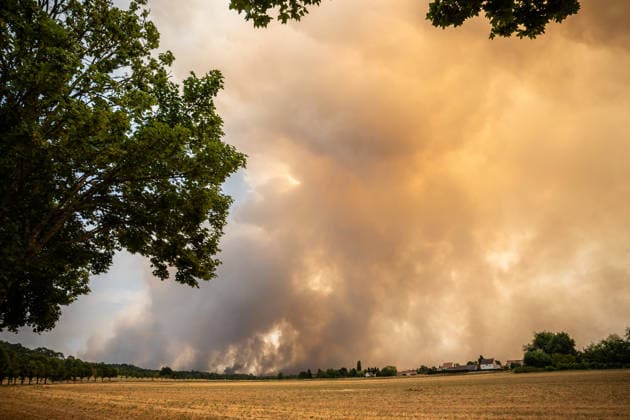 Fontainebleau Forest Fire Aurelien Morissard MAXPPP MAXPPP Milly-la-Forêt July 13, 2026 A cloud of smoke rising above the Fontainebleau Forest after a major fire broke out on July 12, 2026, in Milly-la-Forêt, France, Monday, July 13, 2026 Aurelien Morissard MAXPPP Milly-la-Forêt France  Copyright: xMAXPPPxAurelienxMorissard MAXPPPx MOR202607134701 MOR202607134701