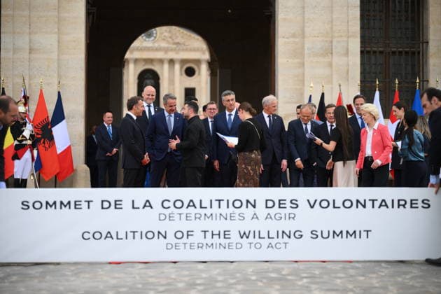 News Bilder des Tages President Macron Welcomes European Leaders At The Coalition Of The Willing Summit - Paris European Leaders are seen discussing outside the Elysee Palace ahead the Coalition Of The Willing Summit in Paris, France on July 13, 2026. Photo by Eliot Blondet ABACAPRESS.COM Paris France  Copyright: xBlondetxEliot ABACAx