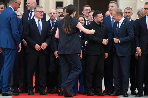 President Macron Welcomes European Leaders At The Coalition Of The Willing Summit - Paris French President Emmanuel Macron and British Prime Minister, Sir Keir Starmer are seen discussing outside the Elysee Palace surrounded by other European Leaders ahead the Coalition Of The Willing Summit in Paris, France on July 13, 2026. Photo by Eliot Blondet ABACAPRESS.COM Paris France  Copyright: xBlondetxEliot ABACAx