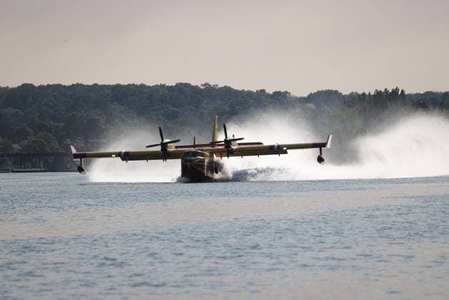 FIRE IN FONTAINEBLEAU: CANADAIR AIRCRAFT PHOTOPQR LE PARISIEN Jean Baptiste Quentin Staff Fontainebleau July 13, 2026 Monday, July 13, 2026 Violent fires in the Fontainebleau region and its forest CHARTRETTES LA FONTAINE LE PORT IN THE 77 DEPARTMENT The Seine; Canadair planes are refueling on the Seine in Fontainebleau, France, July 13, 2026 Fierce fires in the Fontainebleau region south of Paris and its forest Canadair planes are refueling on the Seine Already 1,000 hectares burned Local Caption Fires in Fontainebleau, Department 77, France  Copyright: xPHOTOPQR LExPARISIEN MAXPPPxJean-BaptistexQuentinx(Staff)x 20260713LPA4730 20260713LPA4730