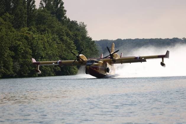 FIRE IN FONTAINEBLEAU: CANADAIR AIRCRAFT PHOTOPQR LE PARISIEN Jean Baptiste Quentin Staff Fontainebleau July 13, 2026 Monday, July 13, 2026 Violent fires in the Fontainebleau region and its forest CHARTRETTES LA FONTAINE LE PORT IN THE 77 DEPARTMENT The Seine; Canadair planes are refueling on the Seine in Fontainebleau, France, July 13, 2026 Fierce fires in the Fontainebleau region south of Paris and its forest Canadair planes are refueling on the Seine Already 1,000 hectares burned Local Caption Fires in Fontainebleau, 77, France  Copyright: xPHOTOPQR LExPARISIEN MAXPPPxJean-BaptistexQuentinx(Staff)x 20260713LPA4732 20260713LPA4732