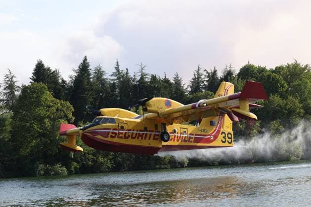 FIRE IN FONTAINEBLEAU: CANADAIR AIRCRAFT PHOTOPQR LE PARISIEN Jean Baptiste Quentin Staff Fontainebleau July 13, 2026 Monday, July 13, 2026 Violent fires in the Fontainebleau region and its forest CHARTRETTES LA FONTAINE LE PORT IN THE 77 DEPARTMENT The Seine; Canadair planes are refueling on the Seine in Fontainebleau, France, July 13, 2026 Fierce fires in the Fontainebleau region south of Paris and its forest Canadair planes are refueling on the Seine Already 1,000 hectares burned Local Caption Fires in Fontainebleau, 77, France  Copyright: xPHOTOPQR LExPARISIEN MAXPPPxJean-BaptistexQuentinx(Staff)x 20260713LPA4735 20260713LPA4735