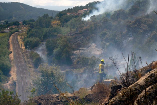 Forest Fire Reported in the Parish of Untes, Ourense Firefighters and a water bomber are working to extinguish the forest fire in Untes on July 13, 2026, in Untes, Ourense, Galicia, Spain. A wildfire that broke out in Untes has required the deployment of ground and air firefighting resources and the temporary closure of Highway N 120 to facilitate the work of emergency services. A thick column of smoke could be seen from the city of Ourense. JULY 13, 2026 Untes, Ourense, Galicia Untes, Ourense, Galicia, Spain  Copyright: xRosaxVeigax 7662759