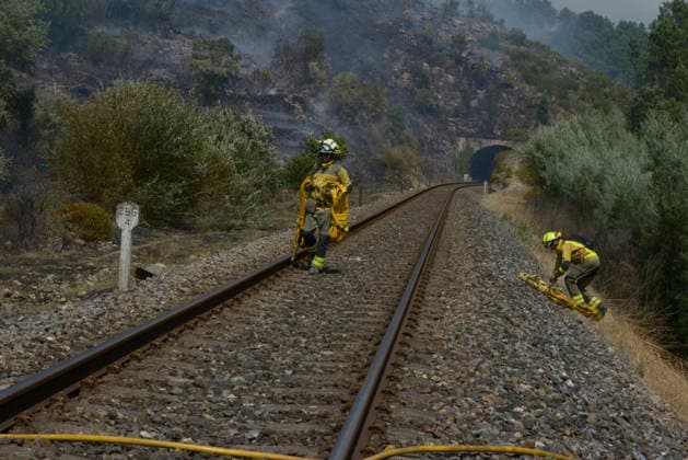 Forest Fire Reported in the Parish of Untes, Ourense Firefighters and a water bomber are working to extinguish the forest fire in Untes on July 13, 2026, in Untes, Ourense, Galicia, Spain. A wildfire that broke out in Untes has required the deployment of ground and air firefighting resources and the temporary closure of Highway N 120 to facilitate the work of emergency services. A thick column of smoke could be seen from the city of Ourense. JULY 13, 2026 Untes, Ourense, Galicia Untes, Ourense, Galicia, Spain  Copyright: xRosaxVeigax 7662764