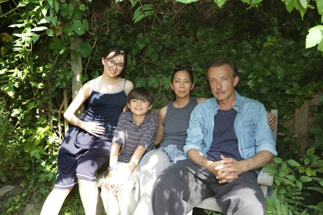 13.07.2026 Dortmund, Ruhrgebiet, NRW Im Ruhrgebiet laufen aktuell die Dreharbeiten zur neuen und prominent besetzten ARD WDR-Familienserie Onkel Ruben und das Loch im Garten . Im Mittelpunkt steht eine Familie aus dem Ruhrgebiet, die durch den unerwarteten Besuch des kleinkriminellen Onkels ungewollt zu einer Diebesbande wird. Onkel Rubens Familie v.re. Vater Martin (Lucas Gregorowicz), Mutter Jutta (Minh-Khai Phan Thi), Junior (Shogo Wilhelm), Tochter Mia (Purnima Grätz). Hauptdrehort ist Dortmund, daneben auch Hagen und Recklinghausen. *** July 13, 2026, Dortmund, Ruhr Region, North Rhine-Westphalia: Filming is currently underway in the Ruhr Region for the new ARD WDR family series *Uncle Ruben and the Hole in the Garden*, which f