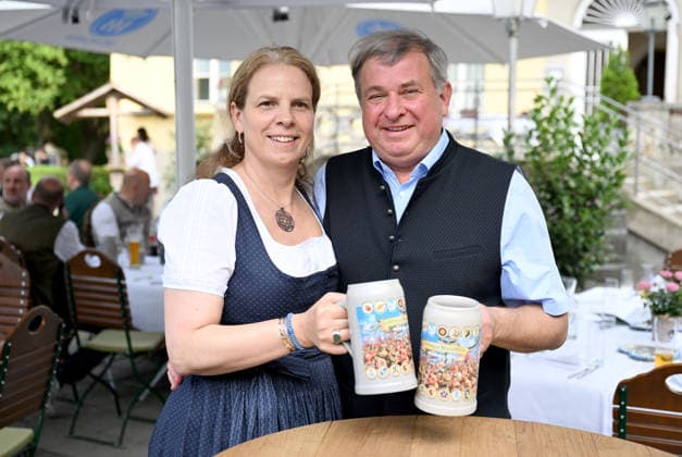 Wiesnwirt Lorenz Stiftl mit Ehefrau Christine - Präsentation Krug der Münchner Wiesn Oktoberfest Wirte - im Biergarten am Chinesischen Turm in Muenchen - 13.7.2026 *** Oktoberfest innkeeper Lorenz Stiftl with his wife Christine presenting the Munich Oktoberfest innkeepers jug in the beer garden at the Chinese Tower in Munich on July 13, 2026