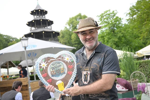 Armin Jumel von der Bürgerinitiative Rettet die Wiesn - Präsentation Krug der Münchner Wiesn Oktoberfest Wirte - im Biergarten am Chinesischen Turm in Muenchen - 13.7.2026 *** Armin Jumel of the Save the Wiesn citizens initiative presents the Munich Oktoberfest Krug to Oktoberfest vendors in the beer garden at the Chinese Tower in Munich on July 13, 2026