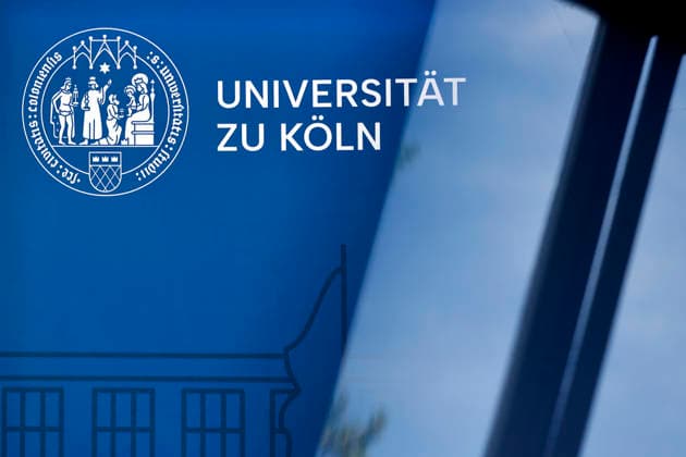 Das Logo der Universität zu Köln zu sehen auf einer Fotowand im Hauptgebäude anlässlich der Eröffnung der Adenauer School of Government (ASG) an der Universität Köln mit Festrede von Bundeskanzler Friedrich Merz. Die Institution soll künftige Entscheidungsträger ausbilden. Köln, 13.07.2026 NRW Deutschland *** The University of Cologne logo is visible on a photo wall in the main building on the occasion of the opening of the Adenauer School of Government (ASG) at the University of Cologne, featuring a keynote address by Federal Chancellor Friedrich Merz. The institution is intended to train future decision-makers. Cologne, July 13, 2026, North Rhine-Westphalia, Germany Copyright: xChristophxHardtx