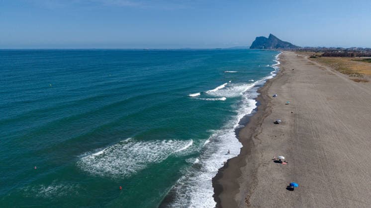 Luftaufnahme vom Strand mit Blick auf den Felsen von Gibraltar Spanien, La Línea, Strand, Felsen, Luftaufnahme (License=RM) Copyright: xZoonar.com PascalexJansenx 25310485
