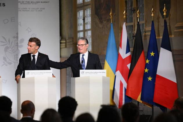 Meeting of Coalition of the Willing leaders - Press Conference - Paris France s President Emmanuel Macron and Britain s Prime Minister Keir Starmer pictured at a press conference during meeting of Coalition of the Willing leaders at the Hotel des Invalides in Paris, France on July 13 2026. Photo by Eliot Blondet ABACAPRESS.COM Paris France  Copyright: xBlondetxEliot ABACAx
