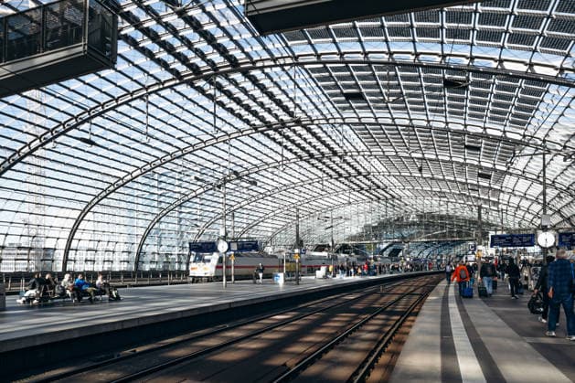 Berlin, Deutschland - 22. April 2026: Weitblick auf Plattformen und Deutsche Bahn Intercity Express (ICE) Züge im Berliner Hauptbahnhof. Berlin, Germany - April 22, 2026: Wide view of platforms and Deutsche Bahn Intercity Express (ICE) trains inside Berlin Central Station (Berlin Hauptbahnhof). (License=RM) Copyright: xZoonar.com AndreixAntipovx 25312932