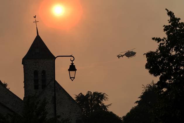 FONTAINEBLEAU FIRE PHOTOPQR LE PARISIEN Le Parisien Arnaud Journois FONTAINEBLEAU July 13, 2026 Fontainebleau Forest, Seine-et-Marne, on July 13, 2026 Fire in the Fontainebleau Forest Le Vaudoué Photo Le Parisien Arnaud Journois Fontainebleau, France, July 13, 2026 The Fontainebleau Forest is on fire, south of Paris FONTAINEBLEAU France  Copyright: xPHOTOPQR LExPARISIEN MAXPPPxLexParisienx xArnaudxJournoisx 20260713LPA4918 20260713LPA4918