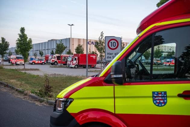 Gefahrgutunfall in einer Batteriefabrik im Erfurter Güterverkehrszentrum Erfurt ** NUR FÜR REDAKTIONELLE ZWECKE ** EDITORIAL USE ONLY **<p>13 07 2026-Erfurt: Bei einem Gefahrgutunfall in einer Batteriefabrik im Erfurter Güterverkehrszentrum sind am Montagabend vier Menschen verletzt worden. Nach Angaben von Matthias Weinrich vom Direktionsdienst der Feuerwehr Erfurt ging der Alarm gegen 19.55 Uhr ein. Ein Gabelstapler hatte eine Palette mit Akkus beschädigt. Dabei traten offenbar Gefahrstoffe aus. Die betroffenen Beschäftigten wurden zunächst einer Notdekontamination unterzogen und anschließend zur weiteren Untersuchung und Behandlung in Krankenhäuser gebracht. Feuerwehr und Rettungsdienst waren mit insgesamt 23 Fahrzeugen und 78 Ei Copyright: SaschaxFromm doc86pcd278d6f7bkyr1v8n ,EDITORIAL USE ONLY