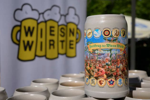 Präsentation des Festkrug der Münchner Wiesn Wirte (Wiesn Wirte Krug Oktoberfest Wirte Krug) im Biergarten am Chinesischen Turm, München am 13.07.2026 *** Presentation of the Munich Oktoberfest Landlords Festkrug (Oktoberfest Landlords Jug) at the beer garden by the Chinese Tower, Munich, on July 13, 2026