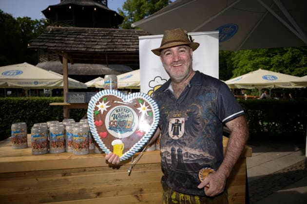 Armin Jumel (Bürgerinitiative Rettet die Wiesn) - Präsentation des Festkrug der Münchner Wiesn Wirte (Wiesn Wirte Krug Oktoberfest Wirte Krug) im Biergarten am Chinesischen Turm, München am 13.07.2026 *** Armin Jumel, Save the Wiesn Citizens Initiative: Presentation of the Festkrug by the Munich Wiesn Landlords—Wiesn Landlords Krug, Oktoberfest Landlords Krug—in the beer garden at the Chinese Tower, Munich, on July 13, 2026