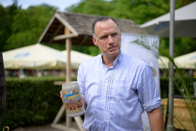 Peter Inselkammer trinkt aus dem neuen Krug - Präsentation des Festkrug der Münchner Wiesn Wirte (Wiesn Wirte Krug Oktoberfest Wirte Krug) im Biergarten am Chinesischen Turm, München am 13.07.2026 *** Peter Inselkammer drinks from the new mug. Presentation of the Munich Oktoberfest landlords ceremonial mug. Oktoberfest landlords mug. Oktoberfest landlords mug in the beer garden at the Chinese Tower, Munich, on July 13, 2026