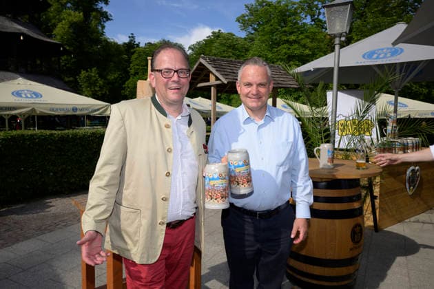 v.l. Manuel Pretzl (Vorsitzender der Münchner CSU-Stadtratsfraktion) und Dr. Christian Scharpf (SPD Referent für Arbeit und Wirtschaft bei der Stadt München) - Präsentation des Festkrug der Münchner Wiesn Wirte (Wiesn Wirte Krug Oktoberfest Wirte Krug) im Biergarten am Chinesischen Turm, München am 13.07.2026 *** From left: Manuel Pretzl, Chair of the Munich CSU City Council Caucus, and Dr. Christian Scharpf, SPD Spokesperson for Labor and Economic Affairs for the City of Munich. Presentation of the ceremonial mug by the Munich Oktoberfest innkeepers. Oktoberfest innkeepers’ mug in the beer garden at the Chinese Tower, Munich on July 13, 2026