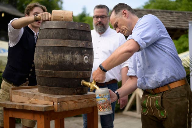 Peter Inselkammer zapft ein Fass Bier an - Präsentation des Festkrug der Münchner Wiesn Wirte (Wiesn Wirte Krug Oktoberfest Wirte Krug) im Biergarten am Chinesischen Turm, München am 13.07.2026 *** Peter Inselkammer taps a keg of beer at the presentation of the Munich Oktoberfest Landlords Festival Mug in the beer garden at the Chinese Tower, Munich, on July 13, 2026