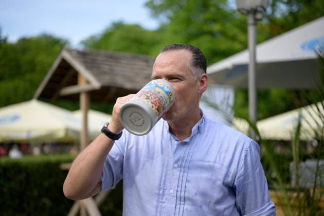 Peter Inselkammer trinkt aus dem neuen Krug - Präsentation des Festkrug der Münchner Wiesn Wirte (Wiesn Wirte Krug Oktoberfest Wirte Krug) im Biergarten am Chinesischen Turm, München am 13.07.2026 *** Peter Inselkammer drinks from the new mug. Presentation of the Munich Oktoberfest landlords ceremonial mug. Oktoberfest landlords mug. Oktoberfest landlords mug in the beer garden at the Chinese Tower, Munich, on July 13, 2026