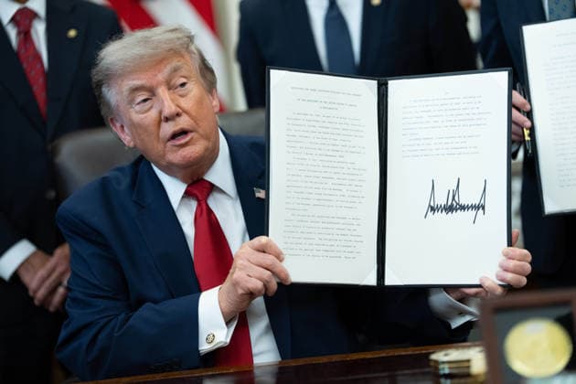 July 13, 2026, Washington, District Of Columbia, USA: United States President Donald J Trump displays an Executive Order during a signing ceremony in the Oval Office of the White House in Washington, DC, USA, on Monday, July 13, 2026. The Executive Order modifies two Utah monuments, Grand Staircase-Escalante National Monument and Bears Ears National Monument, significantly decreasing both of their sizes Washington USA - ZUMAs152 20260713_faa_s152_096 Copyright: xAaronxSchwartzx-xPoolxviaxCNPx