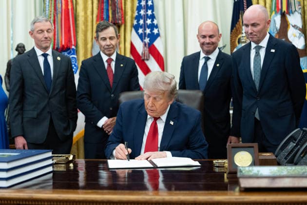 July 13, 2026, Washington, District Of Columbia, USA: United States President Donald J Trump signs an Executive Order during a signing ceremony in the Oval Office of the White House in Washington, DC, USA, on Monday, July 13, 2026. The Executive Order modifies two Utah monuments, Grand Staircase-Escalante National Monument and Bears Ears National Monument, significantly decreasing both of their sizes Washington USA - ZUMAs152 20260713_faa_s152_102 Copyright: xAaronxSchwartzx-xPoolxviaxCNPx