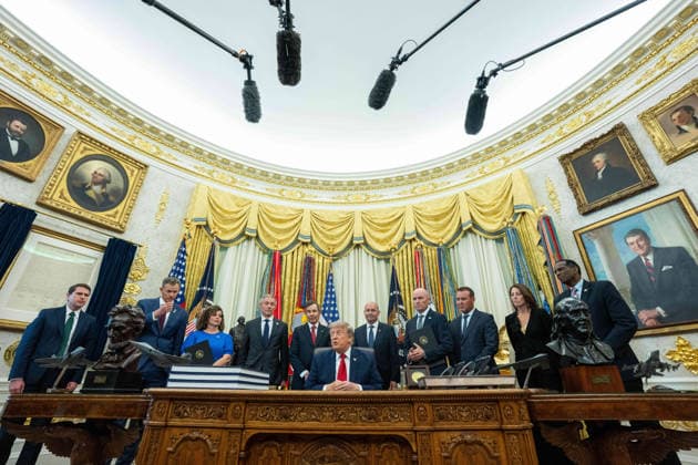 July 13, 2026, Washington, District Of Columbia, USA: United States President Donald J Trump gives remarks to the press as during an Executive Order signing ceremony for an order that will modify two Utah monuments in the Oval Office of the White House in Washington, DC, USA, on Monday, July 13, 2026 Washington USA  - ZUMAs152 20260713_faa_s152_110 Copyright: xAaronxSchwartzx-xPoolxviaxCNPx