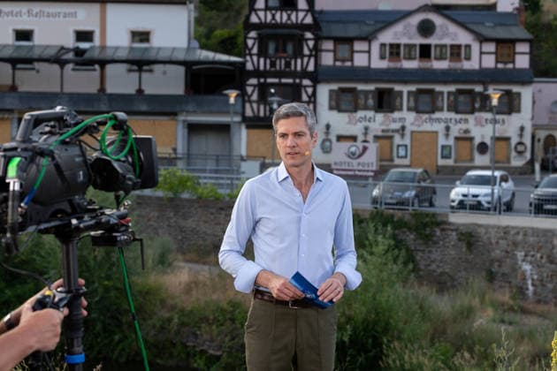 tagesthemen live aus Altenahr Zum fünften Jahrestag der Ahrtalflut senden die ARD-tagesthemen live aus Altenahr im Kreis Ahrweiler. Moderator Ingo ZAMPERONI geht auf Spurensuche und blickt auf die Flutkatastrophe zurück, bei der 135 Menschen starben. Auch der Wiederaufbau in NRW und Rheinland-Pfalz ist Thema. Altenahr Rheinland-Pfalz Deutschland *** Tagesthemen Live from Altenahr To mark the fifth anniversary of the Ahr Valley flood, ARD’s Tagesthemen is broadcasting live from Altenahr in the district of Ahrweiler. Host Ingo ZAMPERONI goes in search of clues and looks back on the flood disaster, in which 135 people died. The reconstruction efforts in North Rhine-Westphalia and Rhineland-Palatinate will also be covered. Altenahr, Rhin Copyright: xMarcxJohnx
