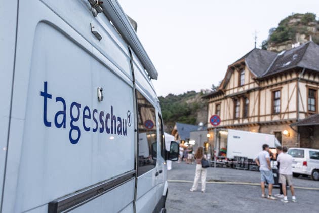 tagesthemen live aus Altenahr Zum fünften Jahrestag der Ahrtalflut senden die ARD-tagesthemen live aus Altenahr im Kreis Ahrweiler. Moderator Ingo ZAMPERONI geht auf Spurensuche und blickt auf die Flutkatastrophe zurück, bei der 135 Menschen starben. Auch der Wiederaufbau in NRW und Rheinland-Pfalz ist Thema. Altenahr Rheinland-Pfalz Deutschland *** Tagesthemen Live from Altenahr To mark the fifth anniversary of the Ahr Valley flood, ARD’s Tagesthemen is broadcasting live from Altenahr in the district of Ahrweiler. Host Ingo ZAMPERONI goes in search of clues and looks back on the flood disaster, in which 135 people died. The reconstruction efforts in North Rhine-Westphalia and Rhineland-Palatinate will also be covered. Altenahr, Rhin Copyright: xMarcxJohnx