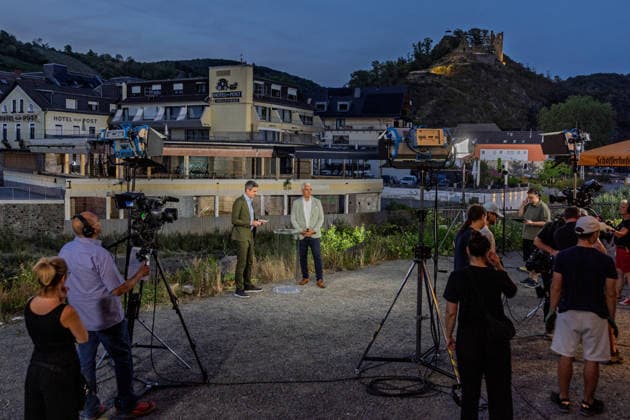 tagesthemen live aus Altenahr Zum fünften Jahrestag der Ahrtalflut senden die ARD-tagesthemen live aus Altenahr im Kreis Ahrweiler. Moderator Ingo ZAMPERONI geht auf Spurensuche und blickt auf die Flutkatastrophe zurück, bei der 135 Menschen starben. Auch der Wiederaufbau in NRW und Rheinland-Pfalz ist Thema. Altenahr Rheinland-Pfalz Deutschland *** Tagesthemen Live from Altenahr To mark the fifth anniversary of the Ahr Valley flood, ARD’s Tagesthemen is broadcasting live from Altenahr in the district of Ahrweiler. Host Ingo ZAMPERONI goes in search of clues and looks back on the flood disaster, in which 135 people died. The reconstruction efforts in North Rhine-Westphalia and Rhineland-Palatinate will also be covered. Altenahr, Rhin Copyright: xMarcxJohnx