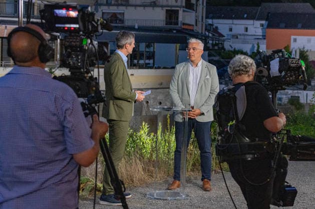 tagesthemen live aus Altenahr Gesprächspartner Verbandsbürgermeister von Altenahr Dominik GIELER - Zum fünften Jahrestag der Ahrtalflut senden die ARD-tagesthemen live aus Altenahr im Kreis Ahrweiler. Moderator Ingo ZAMPERONI geht auf Spurensuche und blickt auf die Flutkatastrophe zurück, bei der 135 Menschen starben. Auch der Wiederaufbau in NRW und Rheinland-Pfalz ist Thema. Altenahr Rheinland-Pfalz Deutschland *** Tagesthemen Live from Altenahr: Interview with Dominik GIELER, Mayor of Altenahr On the fifth anniversary of the Ahr Valley flood, ARD s Tagesthemen is broadcasting live from Altenahr in the district of Ahrweiler. Host Ingo ZAMPERONI goes in search of clues and lookslooks back on the flood disaster in which 135 people Copyright: xMarcxJohnx