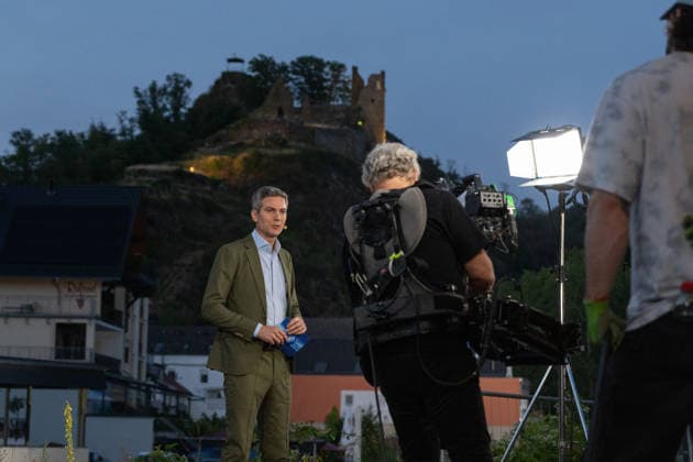 tagesthemen live aus Altenahr Zum fünften Jahrestag der Ahrtalflut senden die ARD-tagesthemen live aus Altenahr im Kreis Ahrweiler. Moderator Ingo ZAMPERONI geht auf Spurensuche und blickt auf die Flutkatastrophe zurück, bei der 135 Menschen starben. Auch der Wiederaufbau in NRW und Rheinland-Pfalz ist Thema. Altenahr Rheinland-Pfalz Deutschland *** Tagesthemen Live from Altenahr To mark the fifth anniversary of the Ahr Valley flood, ARD’s Tagesthemen is broadcasting live from Altenahr in the district of Ahrweiler. Host Ingo ZAMPERONI sets out to uncover the story and looks back on the flood disaster, in which 135 people died. The reconstruction efforts in North Rhine-Westphalia and Rhineland-Palatinate will also be covered. Altenahr Copyright: xMarcxJohnx